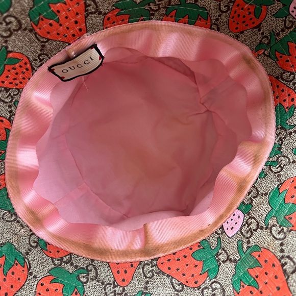 Gucci Logo Strawberry Bucket - Picture 4 of 5